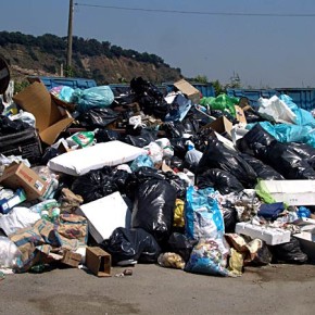 Nei primi 8 mesi del 2014 i rifiuti solidi urbani non calano più come negli anni precedenti. Andamenti diversi tra le città