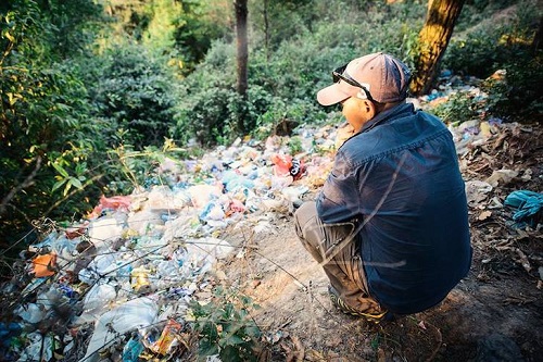 Achut osserva i rifiuti