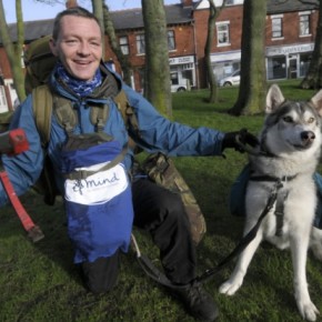 Ripulire le coste della Gran Bretagna dai rifiuti: l'avventura di Wayne Dixon e il suo cane