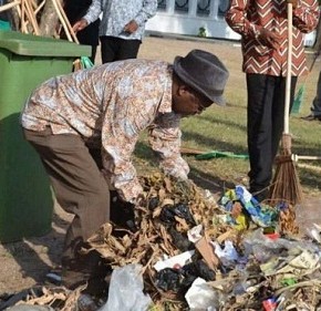 John Magufuli, il ‘Presidente spazzino” che combatte i rifiuti in Tanzania