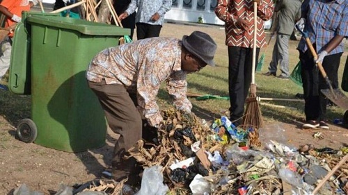 Il Presidente Mugufuli raccoglie i rifiuti per le strade di Dar es Salaam