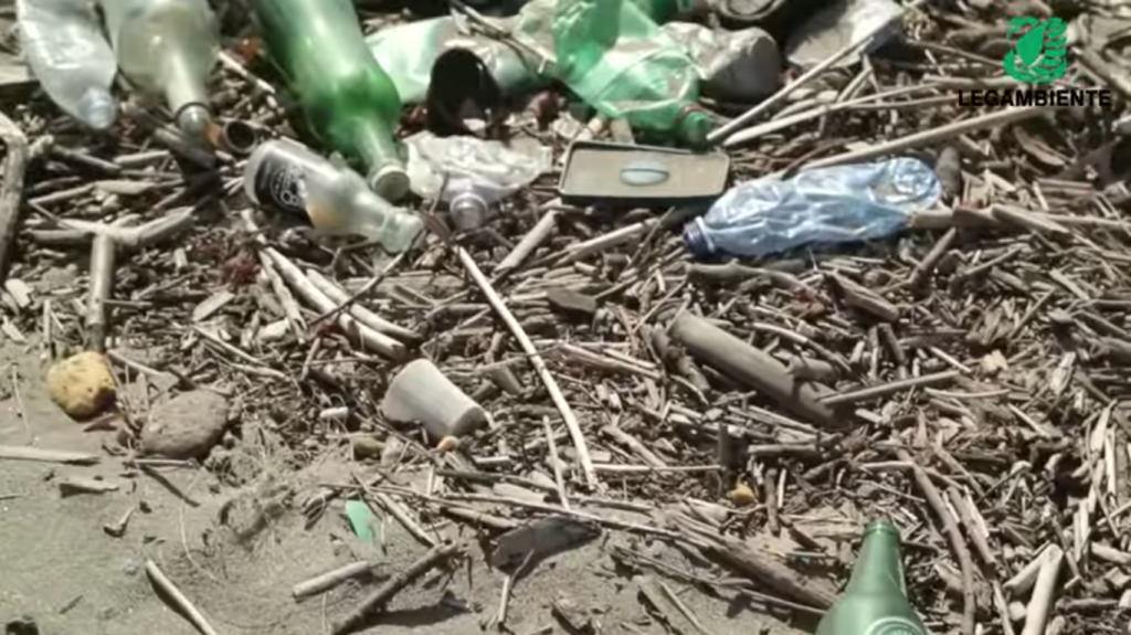 Rifiuti abbandonati spiaggia Goletta Verde