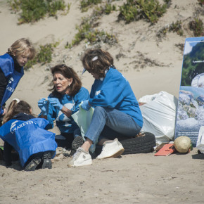 Clean Torvajanica Beach: la pulizia della spiaggia dai misteriosi dischetti di plastica organizzata da Marevivo per LCUE 2018