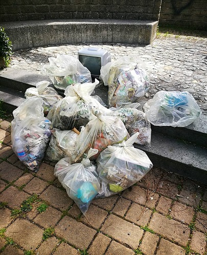 Una parte dei rifiuti raccolti durante la KCR18 a Teramo tra cui figura un televisiore