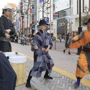 Jidaigumi Basara, i samurai mascherati che a colpi di arti marziali puliscono Tokyo dai rifiuti