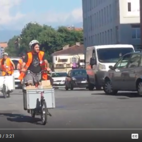 A Torino i kit della raccolta differenziata consegnati con il cargo-bike